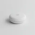 Détecteur de fuite d'eau rond et blanc, vu de face sur fond gris clair