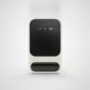 Hotspot Wi-Fi 4G de poche crème vu de face, debout sur un fond gris clair uni, écran noir à icônes de réseau, Wi-Fi et batterie