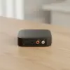 Face arrière du récepteur : port USB-C, prise jack 3,5 mm et deux prises RCA, l’une rouge, l’autre blanche