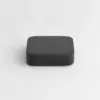 Récepteur audio Bluetooth noir mat vu de face, avec son voyant bleu et son bouton rond