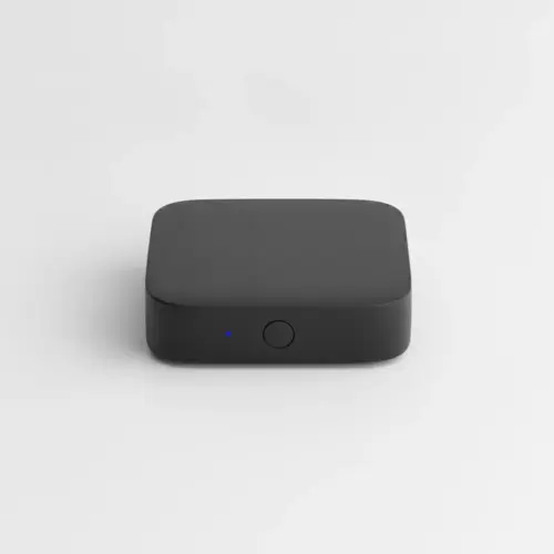 Récepteur audio Bluetooth noir mat vu de face, avec son voyant bleu et son bouton rond
