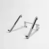 Support d'ordinateur en aluminium ouvert, vu de trois-quarts avec ses bras inclinés et ses butées avant