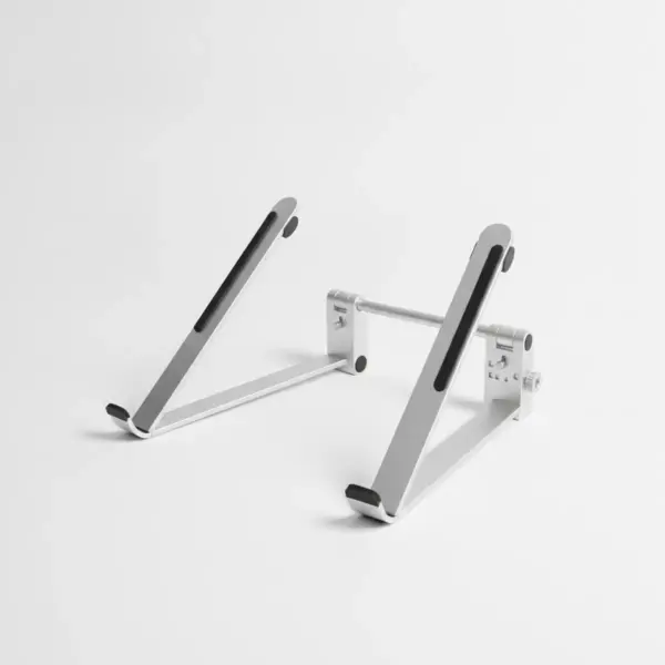 Support d'ordinateur en aluminium ouvert, vu de trois-quarts avec ses bras inclinés et ses butées avant