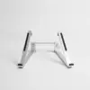 Support pliable en aluminium argenté, ouvert et vide, vu de face sur fond gris clair