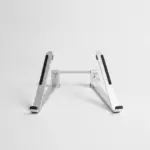 Support pliable en aluminium argenté, ouvert et vide, vu de face sur fond gris clair