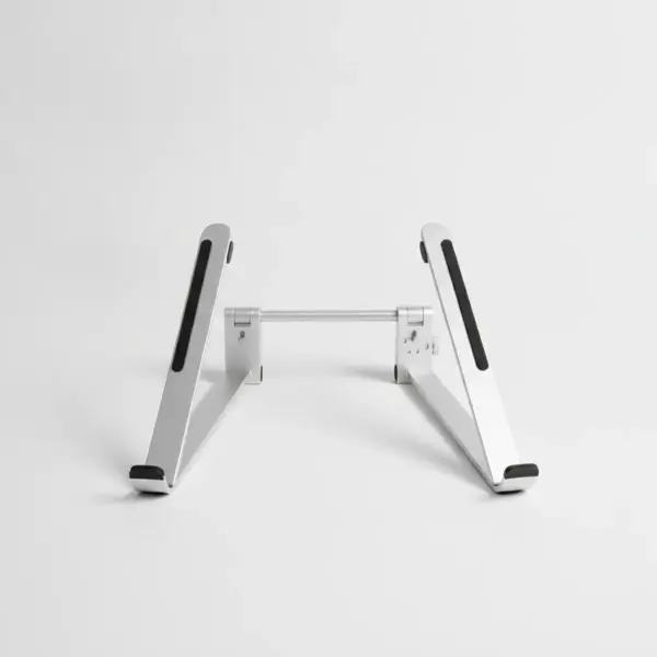 Support pliable en aluminium argenté, ouvert et vide, vu de face sur fond gris clair